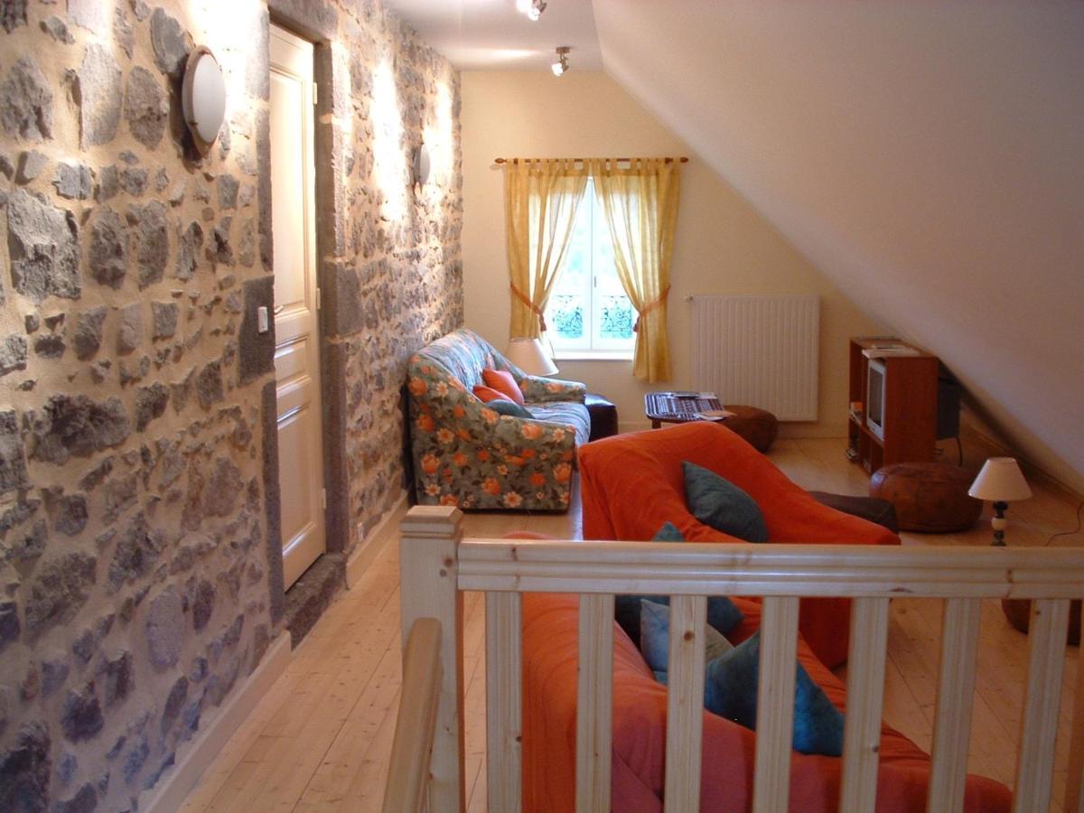 Maison D'Hotes La Nichee Rochefort-Montagne Buitenkant foto