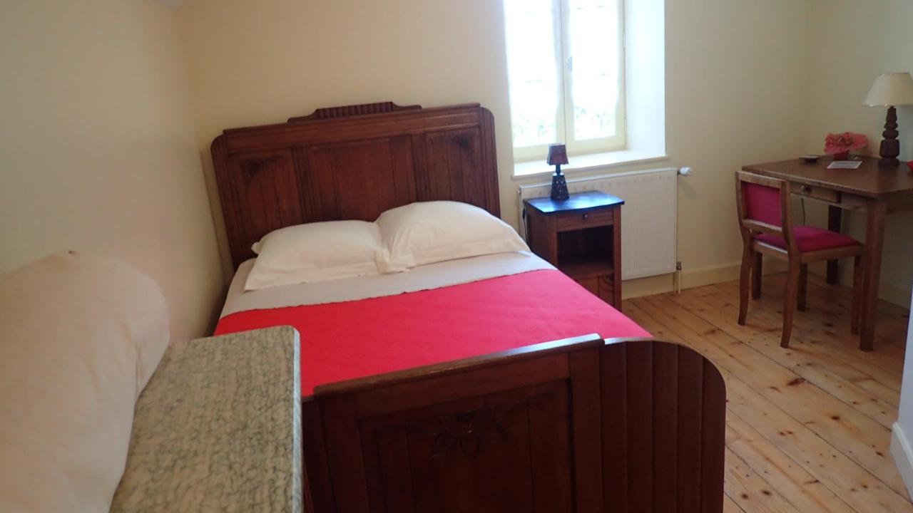 Maison D'Hotes La Nichee Rochefort-Montagne Buitenkant foto