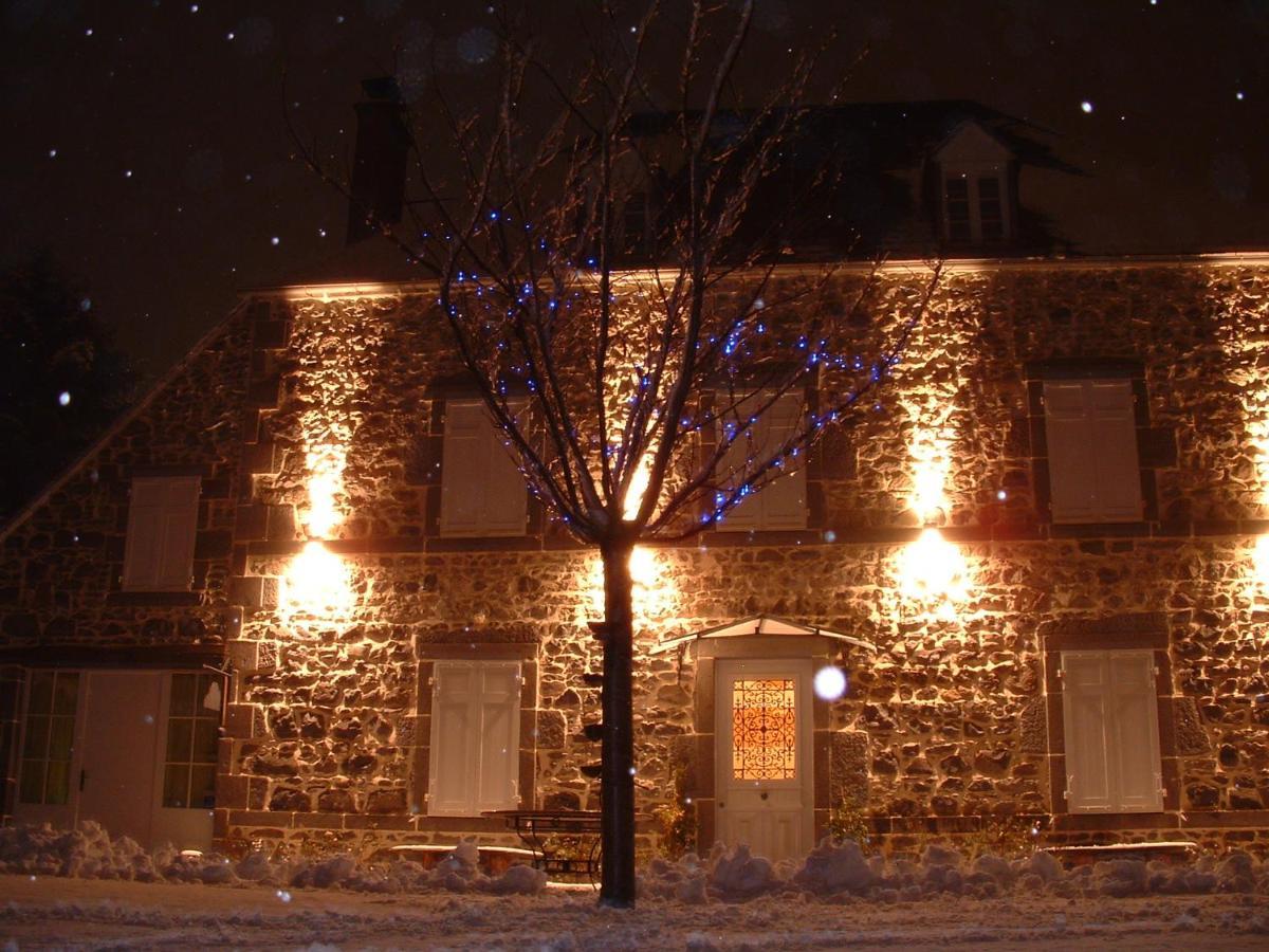 Maison D'Hotes La Nichee Rochefort-Montagne Buitenkant foto